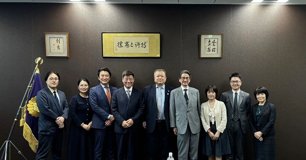 马夫会长在东京与日本商标协会（JTA）会长富岡英次座谈